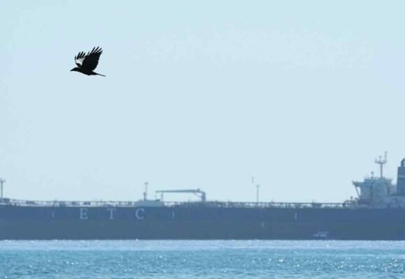 Oil falls to $98 as Saudi Arabia signals East-West pipeline reopening