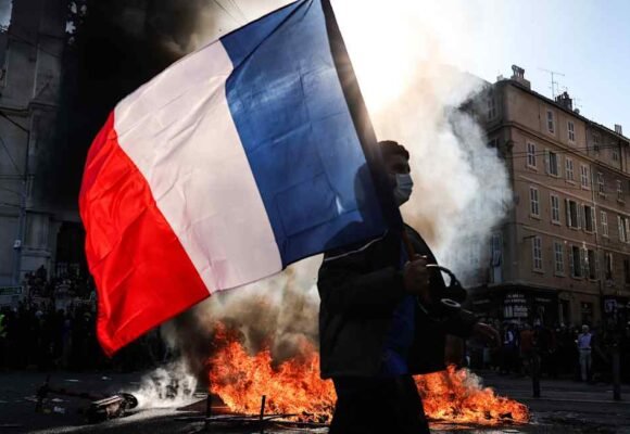 French bond sell-off intensifies after riots and looting