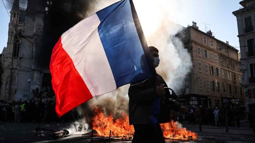 French bond sell-off intensifies after riots and looting