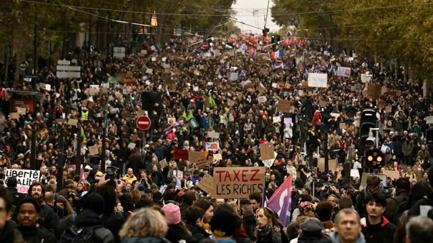 Hundreds of thousands protest in France in second weekend of mass demonstrations